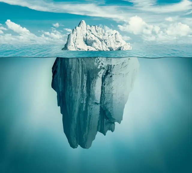 Iceberg com a ponta acima da água e a maior parte submersa